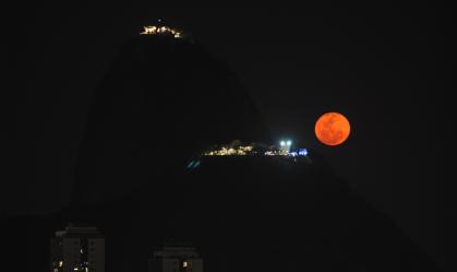 Lua alaranjada pode ser efeito de poluição na atmosfera, explica meteorologista