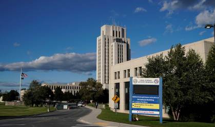 Pacote suspeito fecha rua em frente ao hospital onde Trump está internado