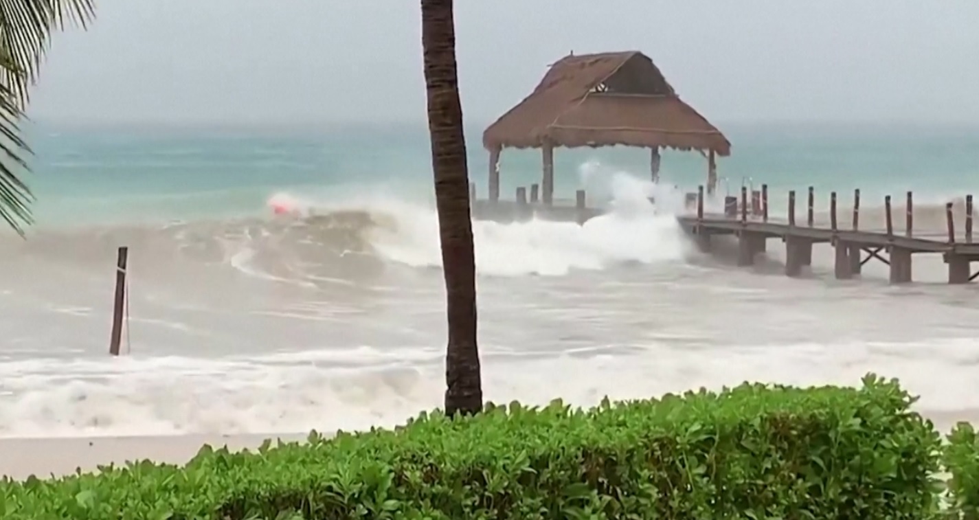 Força da tempestade Gamma provoca altas ondas que invadem píer em Cozumel