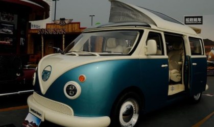 Parece uma Kombi, mas é um modelo híbrido chinês que poderá custar R$ 300 mil