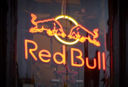 Neon com logo do energético Red Bull