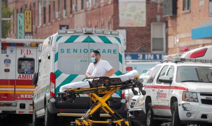 Fila de ambulâncias do lado de fora de hospital em Nova York