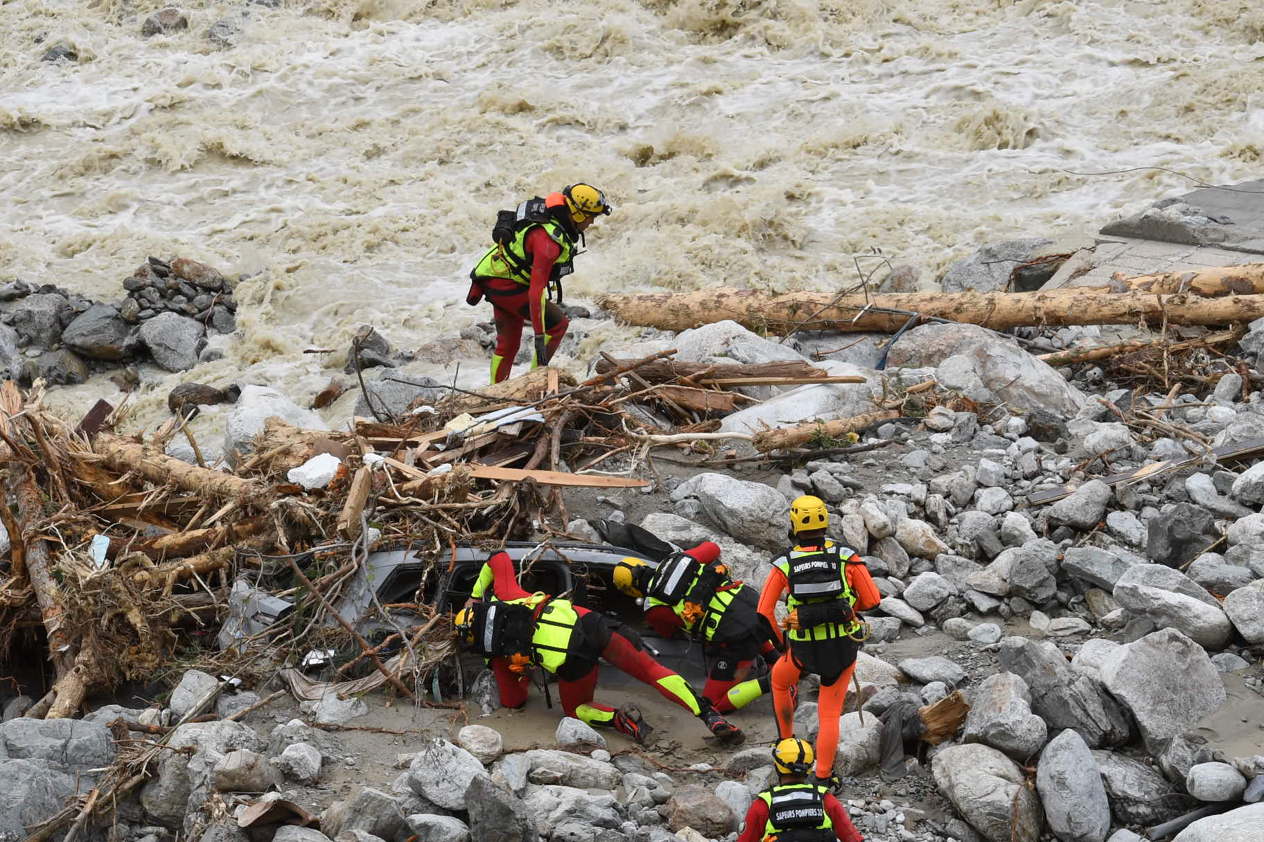 escombros causados por tempestade Alex, nos Alpes Marítimos, entre França e Itál