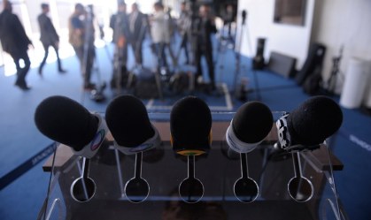Bolsonaro inclui imprensa entre serviços essenciais e veda proibição