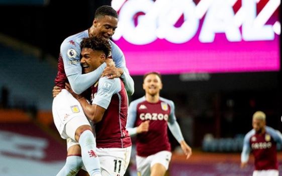 Jogadores do Aston Villa comemoram gol em vitória por 7x2 contra o Liverpool