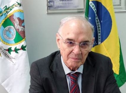 O senador Arolde Oliveira