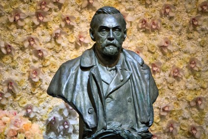 Busto de bronze de Alfred Nobel, em Estocolmo