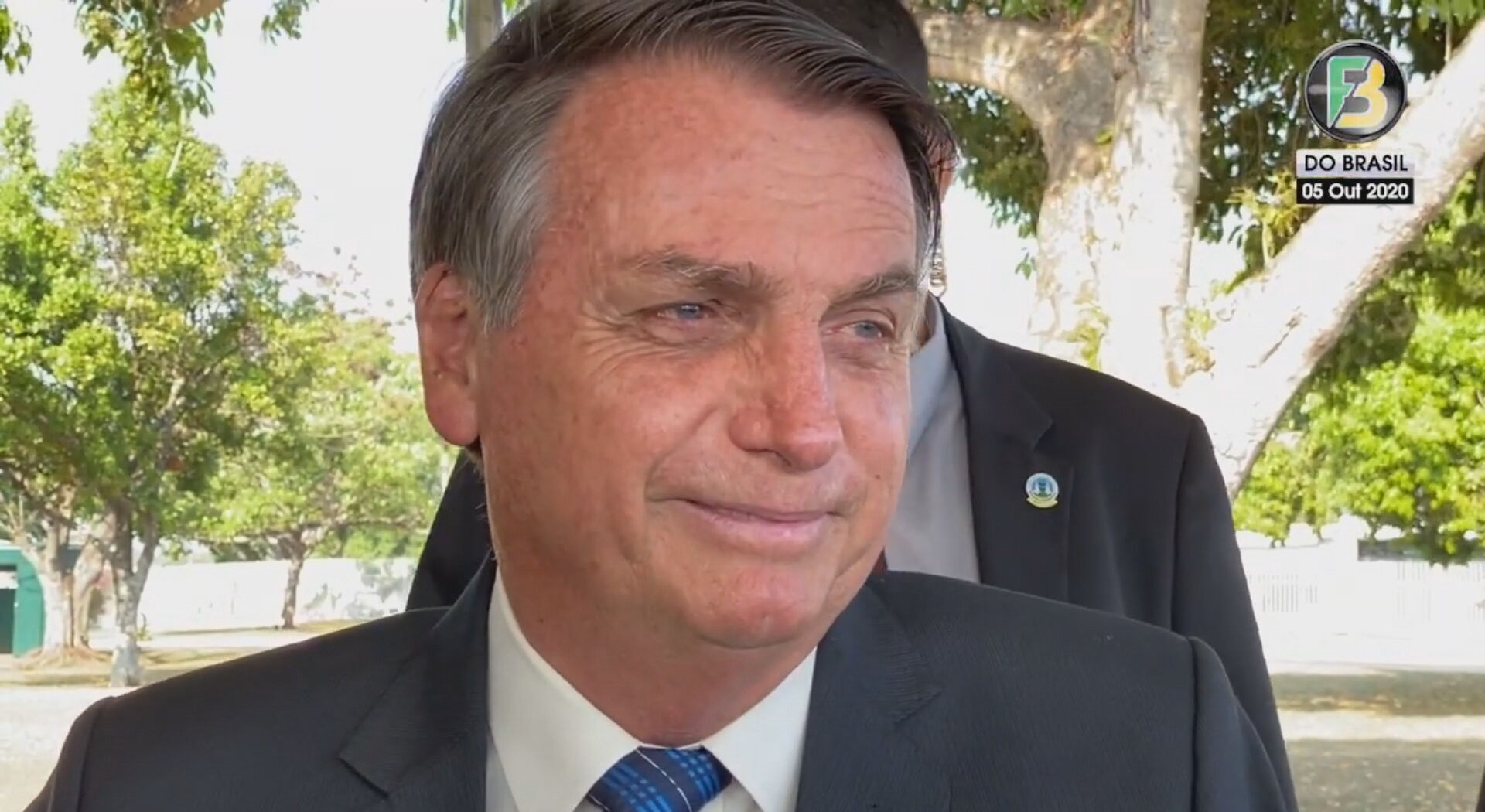 O presidente Jair Bolsonaro fala com apoiadores na saída do Palácio da Alvorada