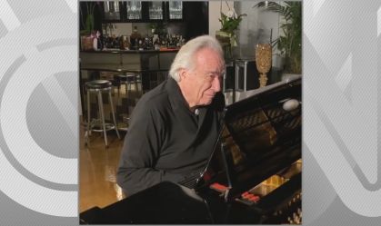 Maestro João Carlos Martins se emociona ao tocar piano com luvas biônicas