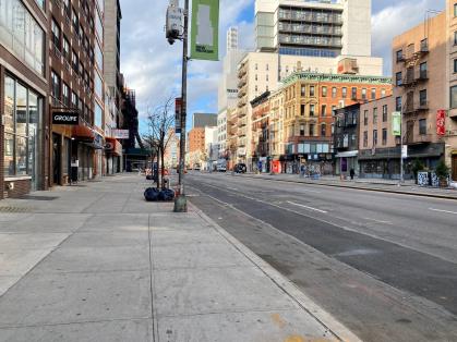 Bairro East Village, em Nova York, amanhece vazio em meio à pandemia
