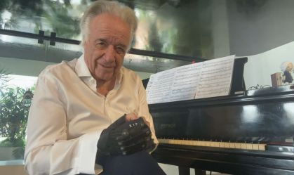 O maestro João Carlos Martins, que voltou a tocar piano com uso de luvas biônica