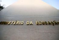 Governo limita repasses mensais para universidades federais