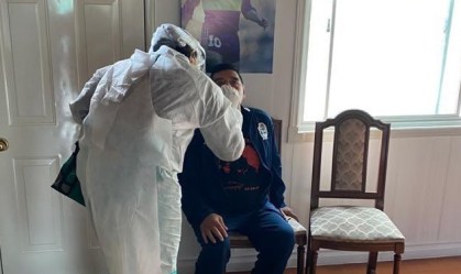 Maradona passa por teste de Covid-19 após jogador do seu time testar positivo