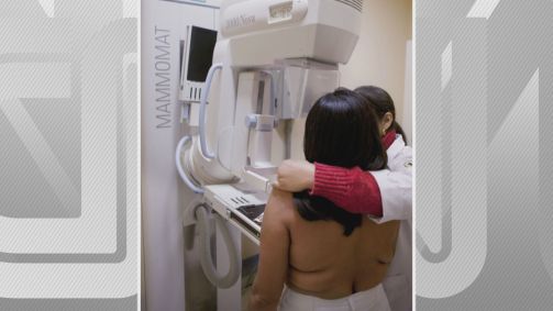 Mulher passa por mamografia