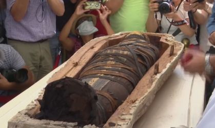 Sarcófago com múmia de 2.500 anos é aberto em público no Egito; veja o vídeo