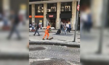 Vídeo de gari dançando com vassoura no RJ ganha as redes sociais; assista
