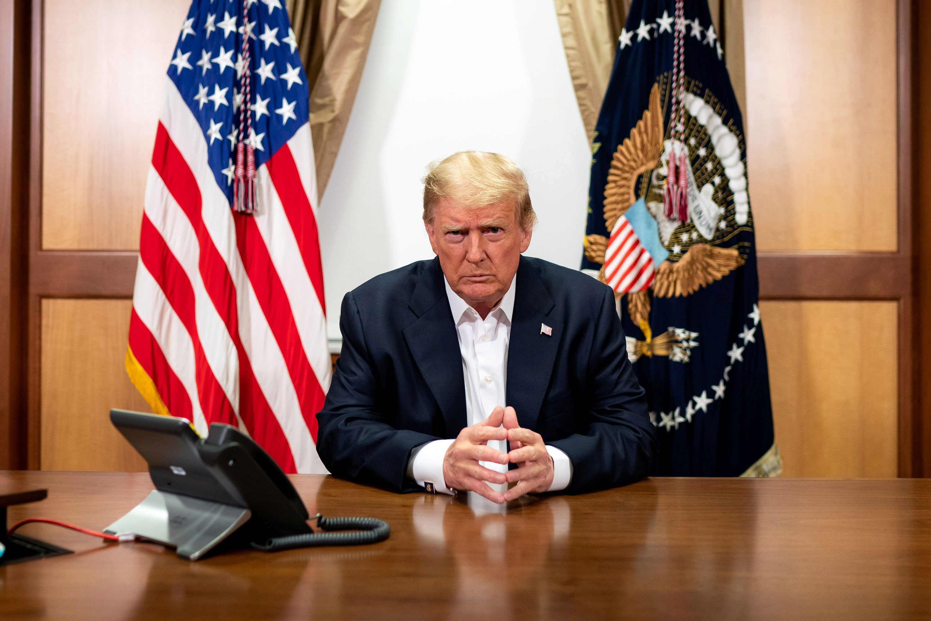 O presidente dos EUA, Donald Trump, posa em sala do centro médico Walter Reed