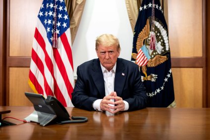O presidente dos EUA, Donald Trump, posa em sala do centro médico Walter Reed
