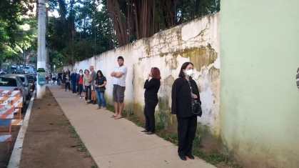 Por coronavírus, população mantém distância em fila da vacina contra gripe