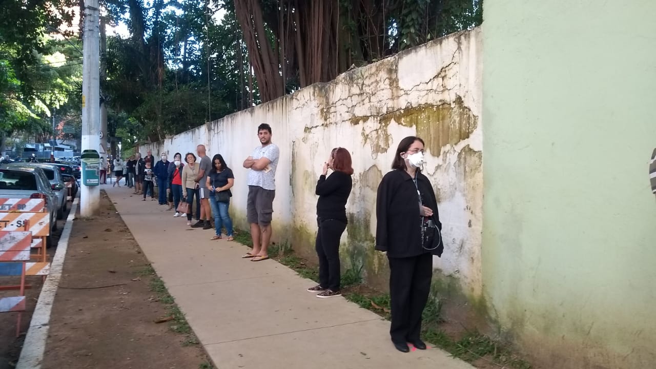 Por coronavírus, população mantém distância em fila da vacina contra gripe
