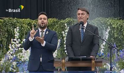 Bolsonaro quer pastor evangélico no STF e sugere começar sessões com oração
