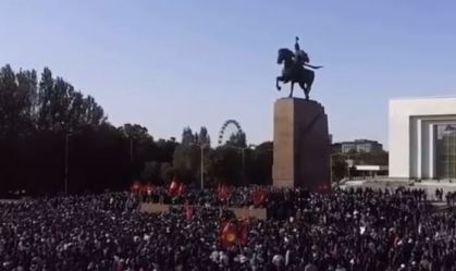Manifestantes invadem parlamento do Quirguistão e libertam ex-presidente