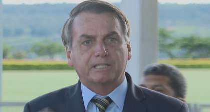 O presidente Jair Bolsonaro fala a jornalistas sobre MP e coronavírus