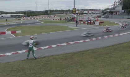 Piloto irritado atira para-choque em adversário durante corrida; veja o vídeo
