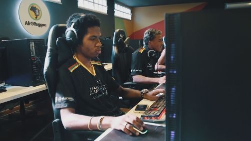 Jovem em centro de treinamento de eSports em comunidade do Rio de Janeiro