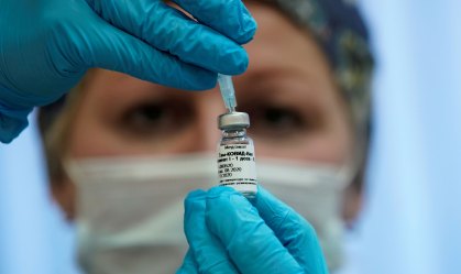 Brasileiros têm mais resistência a tomar vacinas chinesa e russa, diz estudo