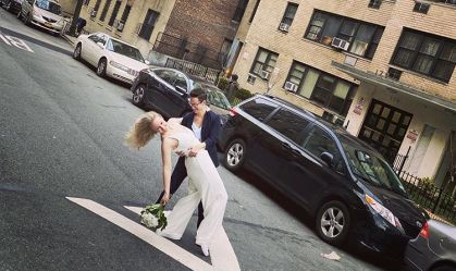 Casal de NY grita 'sim' enquanto amigo celebra casamento pela janela do 4º andar