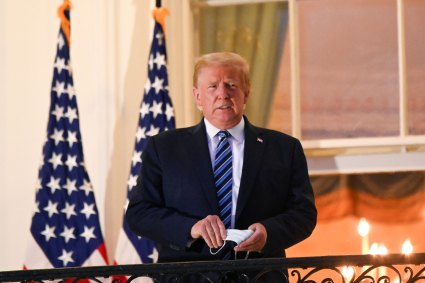 O presidente dos EUA, Donald Trump, tira máscara ao retornar à Casa Branca