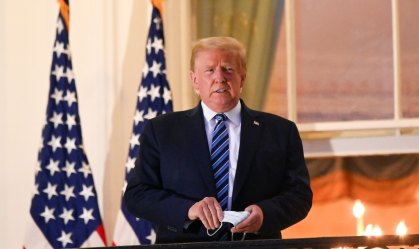 O presidente dos EUA, Donald Trump, tira máscara ao retornar à Casa Branca