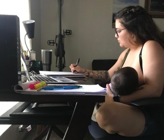 A universitária Marcella Mares amamenta a filha durante aulas online da faculdad