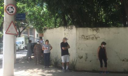Idosos mantêm distância de, pelo menos, 1 metro em fila para vacina contra gripe