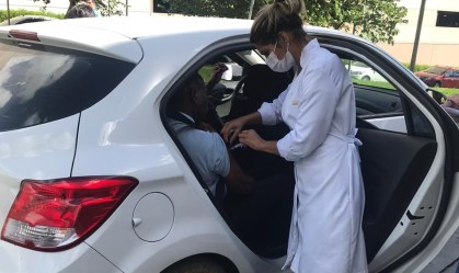 Idoso recebe vacina contra a gripe em 'drive-thru' em Nova Iguaçu, no Rio de Jan