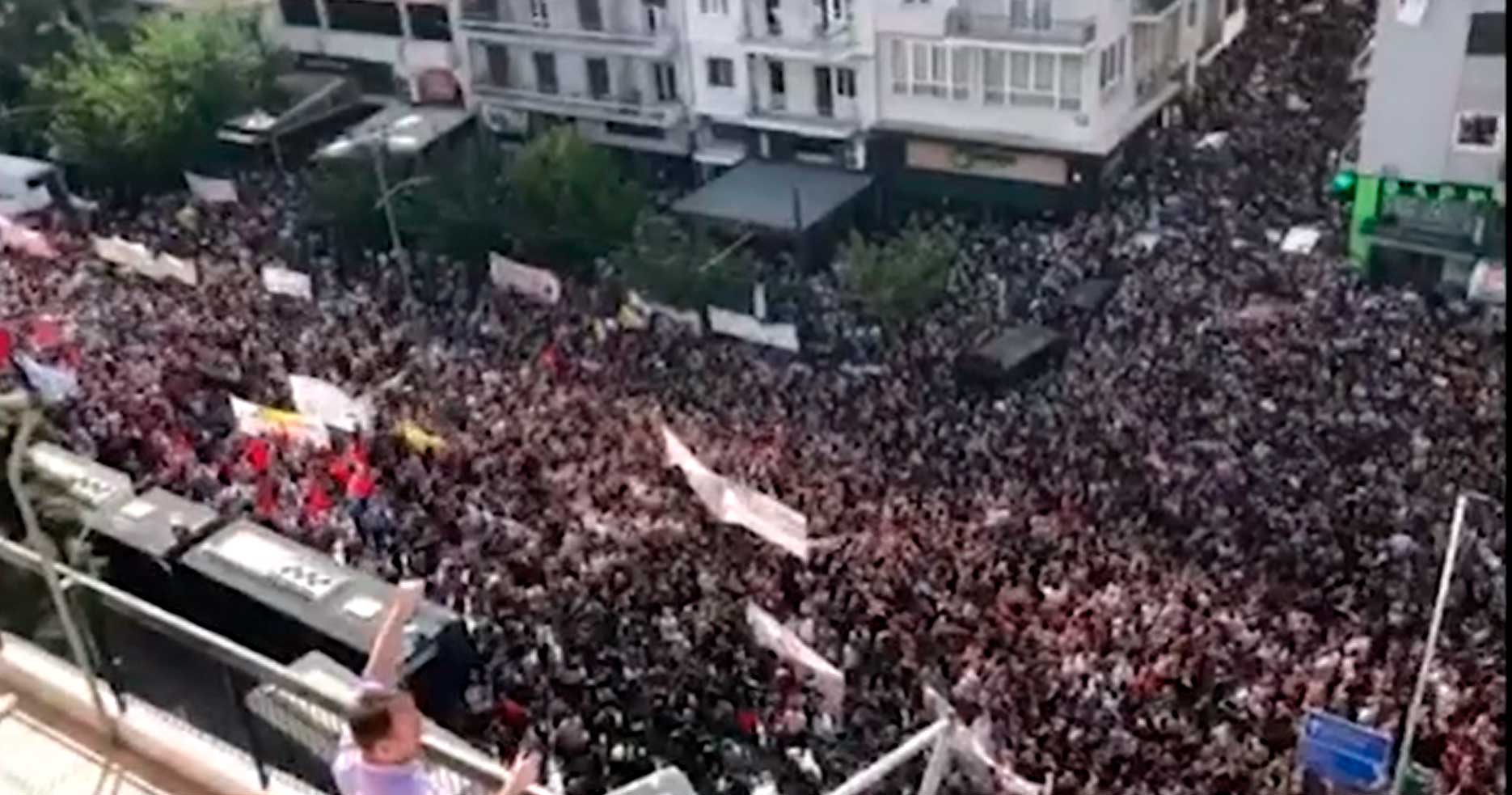 Milhares protestam do lado de fora da corte em Atenas, na Grécia