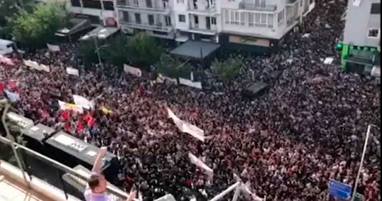 Milhares protestam do lado de fora da corte em Atenas, na Grécia