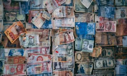 Tem dinheiro guardado em outra moeda? Veja se vale trocar para real agora