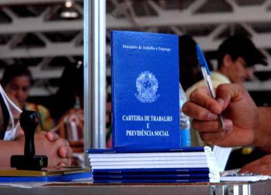 Pilha de carteiras de trabalho
