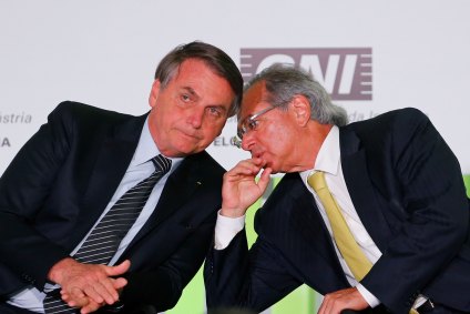 Paulo Guedes e Jair Bolsonaro conversam em evento em Brasília