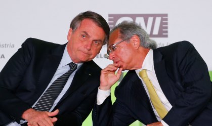 Paulo Guedes e Jair Bolsonaro conversam em evento em Brasília