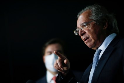 O ministro da Economia, Paulo Guedes, tendo ao fundo Rodrigo Maia