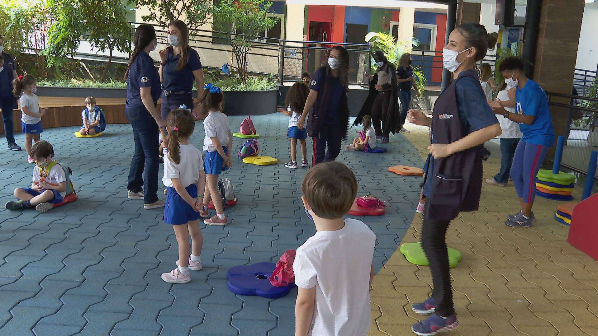 Seguindo os protocolos, crianças brincam  em escola na zona leste de SP