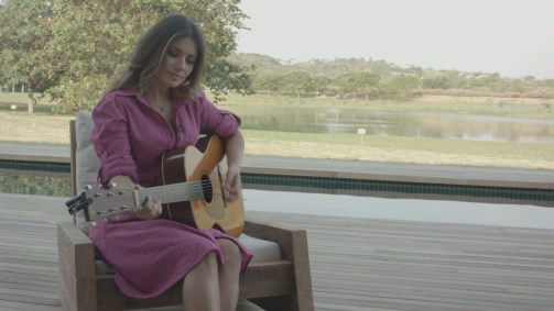 Paula Fernandes tocando violão