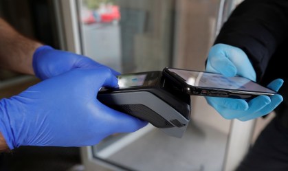 Pagamento por aproximação triplica no Brasil com pandemia, diz Visa