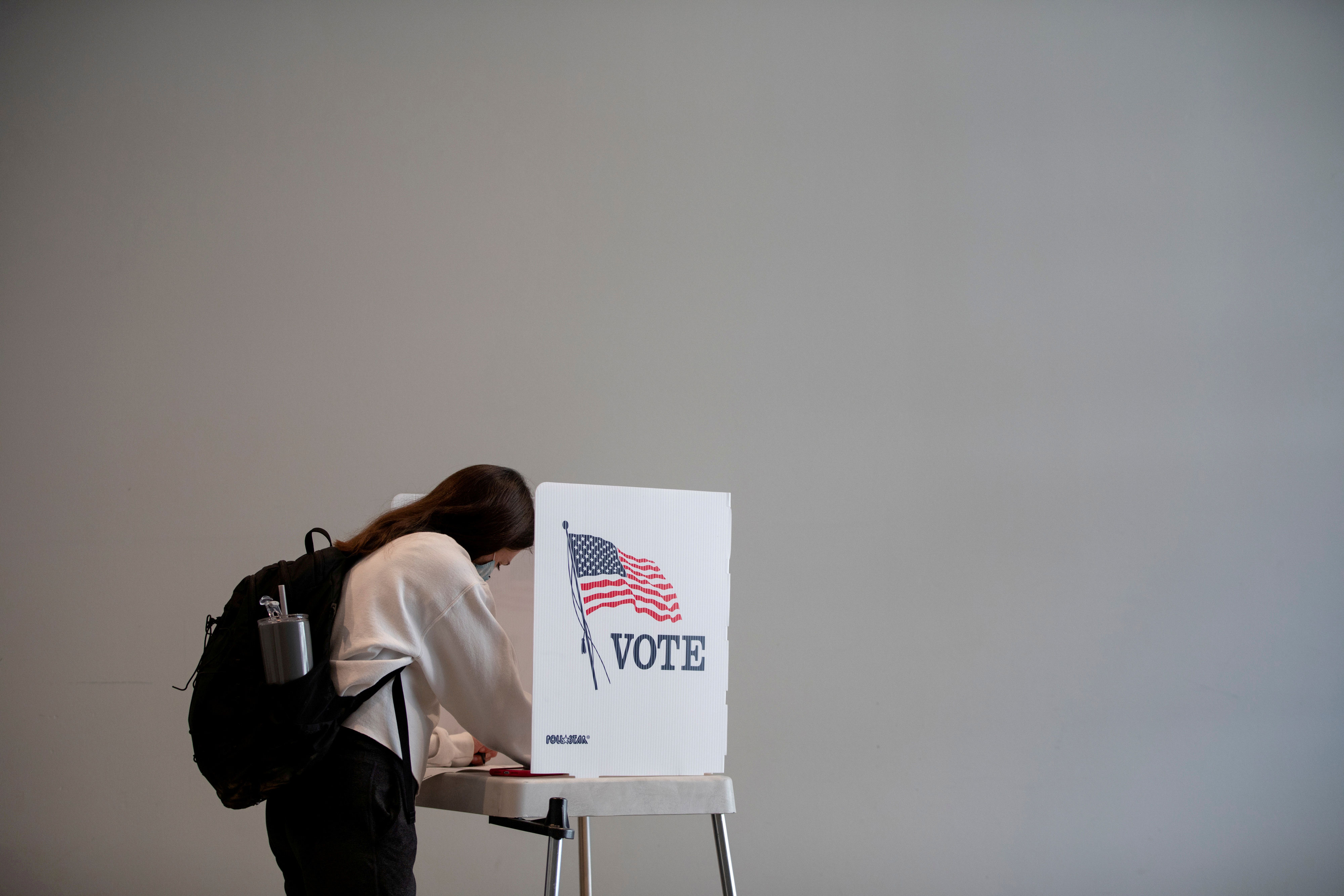 Eleitora deposita voto para eleição presidencial dos EUA em Arbor, no Michigan