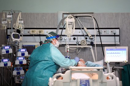 Funcionário de hospital em Cremona, Itália, trata paciente com coronavírus