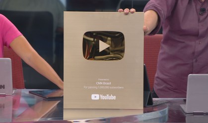 CNN Brasil recebe placa por 1 milhão de inscritos no YouTube