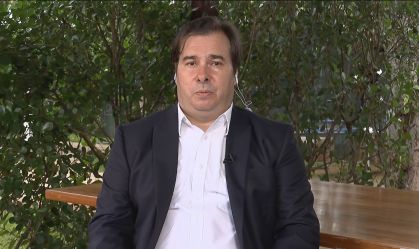 Maia acena com discussão sobre cortes em salários de servidores acima do teto